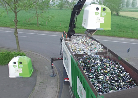 glasbol gehoffen door kraan boven afvalcontainer met glas